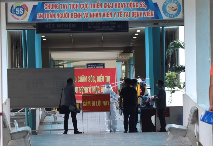 Bên trong có khu vực cách ly vòng 2, là nơi trực tiếp điều trị cho các bệnh nhân COVID-19. (Ảnh: Quốc Dũng/TTXVN)