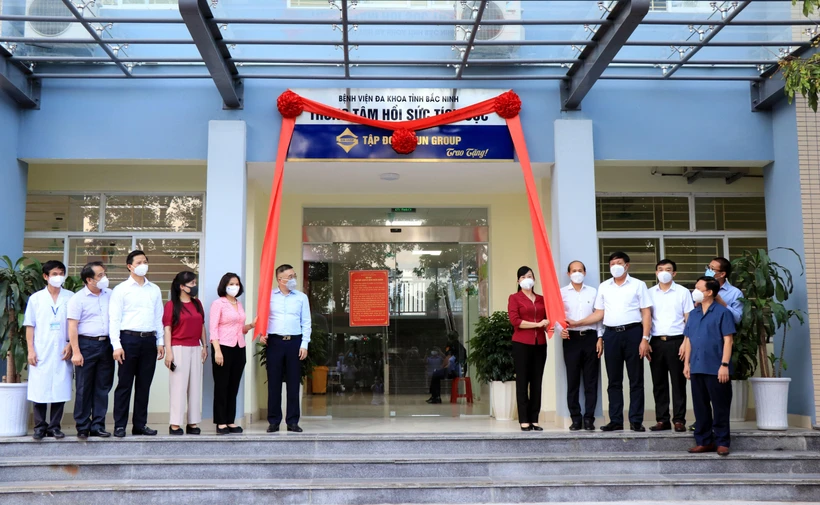 Lãnh đạo tỉnh Bắc Ninh và Tập đoàn SunGroup thực hiện nghi thức tiếp nhận Trung tâm Hồi sức tích cực ICU. (Ảnh: Đinh Văn Nhiều/TTXVN)