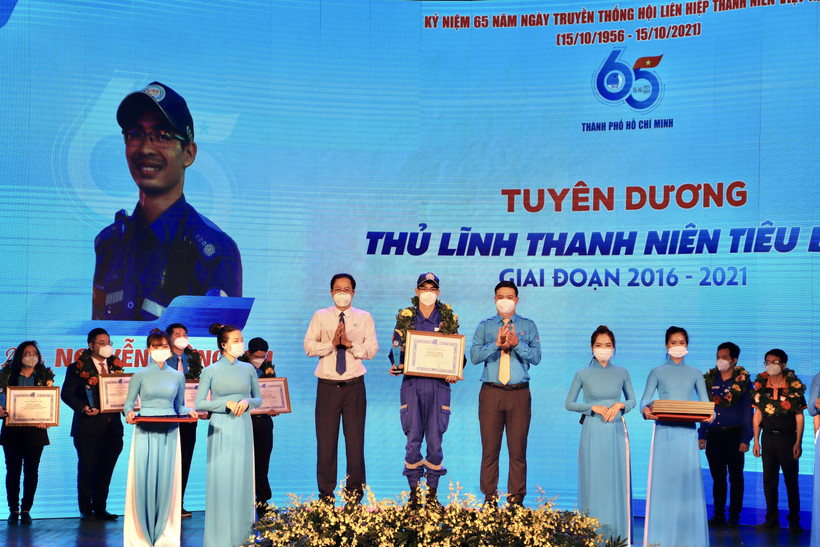 Tuyên dương “Thủ lĩnh Thanh niên thành phố” tiêu biểu giai đoạn 2016-2021. (Ảnh: Hồng Giang/TTXVN)