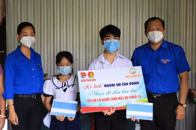 Ban Thường vụ Tỉnh đoàn Đồng Tháp đã đến chia sẻ, động viên và nhận đỡ đầu lâu dài cho 2 anh em Nguyễn Thanh Trọng (sinh năm 2007, trú tại ấp Tân Thuận B, xã Tân Phú, huyện Thanh Bình). (Ảnh: Chương Đài/TTXVN)