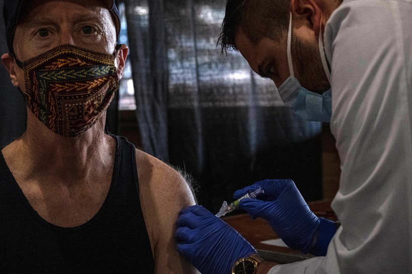 Nhân viên y tế tiêm vaccine phòng cúm cho người dân tại Detroit, Michigan, Mỹ, ngày 10/11/2020. (Ảnh: AFP/TTXVN)