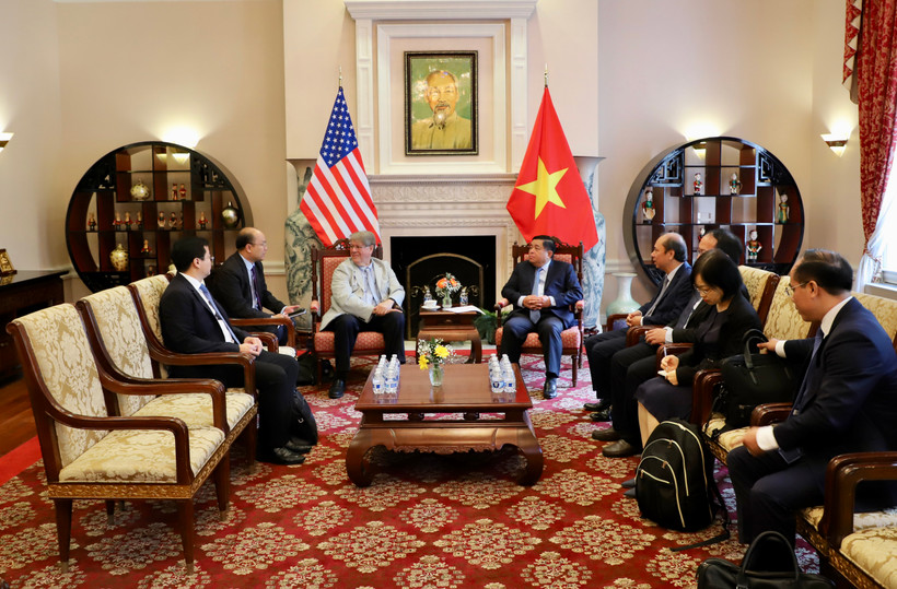 Bộ trưởng Bộ Kế hoạch và Đầu tư mong muốn tiến sỹ Richard Lawton Thurston chia sẻ về kinh nghiệm, thực tiễn phát triển công nghiệp bán dẫn và đưa ra những khuyến nghị để phát triển ngành công nghiệp bán dẫn, đặc biệt là phát triển nguồn nhân lực. (Ảnh: Bộ Kế hoạch và Đầu tư)
