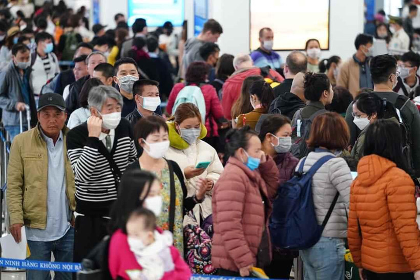 Hành khách làm thủ tục chuyến bay tại Cảng hàng không quốc tế Nội Bài. (Ảnh: CTV/Vietnam+)