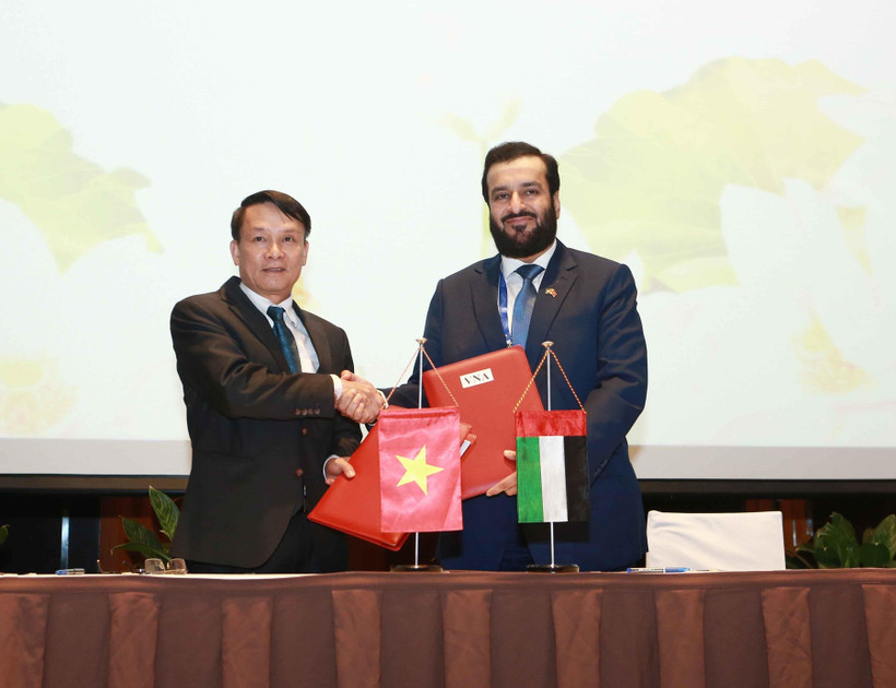 Tổng giám đốc TTXVN Nguyễn Đức Lợi và Giám đốc điều hành WAM Mohamed Jalal Al Rayssi ký kết Bản ghi nhớ hợp tác nghiệp vụ giữa hai bên. (Ảnh: Thành Đạt/TTXVN)