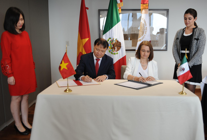 Thứ trưởng Bộ Công Thương Đỗ Thắng Hải và Thứ trưởng phụ trách Ngoại thương, Bộ Kinh tế Mexico Luz María de la Mora ký Biên bản của Kỳ họp. (Ảnh: Việt Hùng/TTXVN)