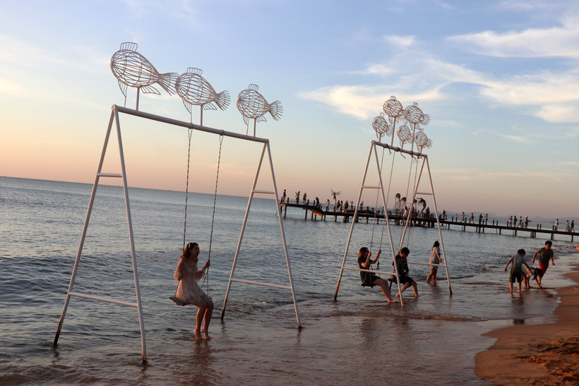 Du khách đến tham quan, trải nghiệm tại Bãi Trường, đảo ngọc Phú Quốc. (Ảnh: Lê Huy Hải/TTXVN)