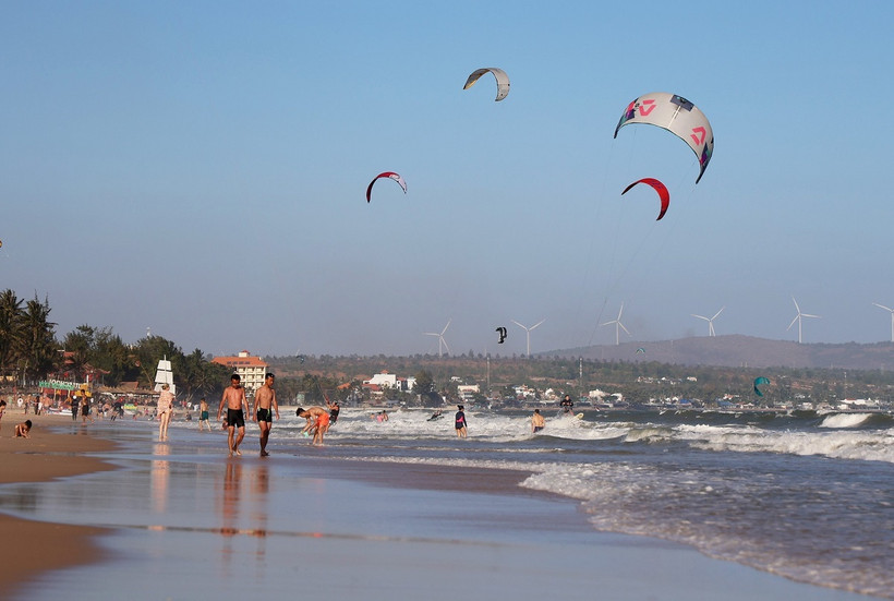 Khách du lịch có thể đến Mũi Né quanh năm, mỗi mùa “thiên đường biển” lại mang một vẻ đẹp khác nhau. (Ảnh: Hồng Đạt/TTXVN)