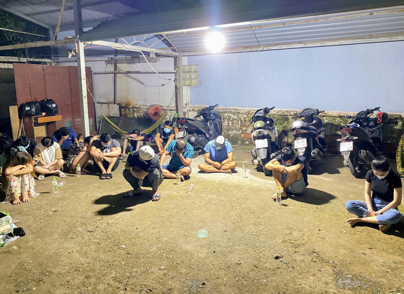 Các đối tượng liên quan tại hiện trường. (Ảnh: TTXVN phát)