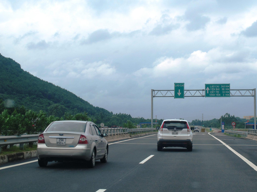 Phương tiện lưu thông trên tuyến cao tốc Nội Bài-Lào Cai. (Ảnh: Việt Hùng/Vietnam+)