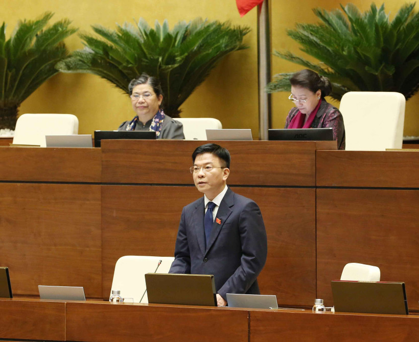 Bộ trưởng Bộ Tư pháp Lê Thành Long giải trình làm rõ vấn đề Đại biểu Quốc hội nêu. (Ảnh: Phương Hoa/TTXVN)