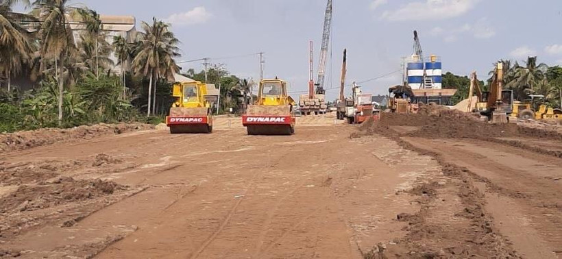 Thi công gia tải, xử lý nền đất dự án cao tốc Trung Lương-Mỹ Thuận đầu tháng 3/2020. (Ảnh: Tiến Lực/TTXVN)