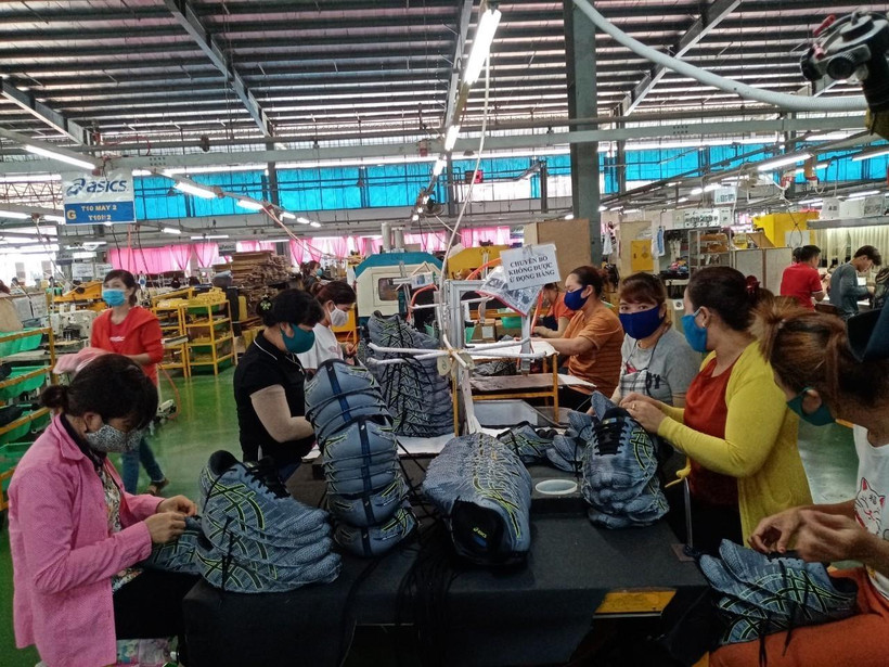 Công nhân của Công ty TNHH Free well tại KCN Bắc Đồng Phú, tỉnh Bình Phước vào ca sản xuất trong ngày 1/4/2020. (Ảnh: Dương Chí Tưởng/TTXVN)