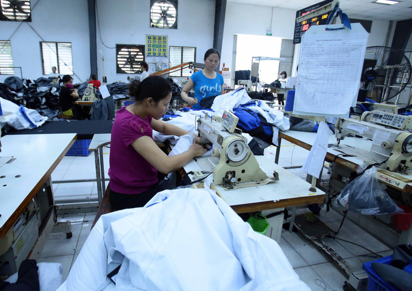 Công nhân sản xuất hàng may mặc tại Công ty TNHH Kydo (Khu công nghiệp phố nối A, Hưng Yên). (Ảnh: Phạm Kiên/TTXVN)
