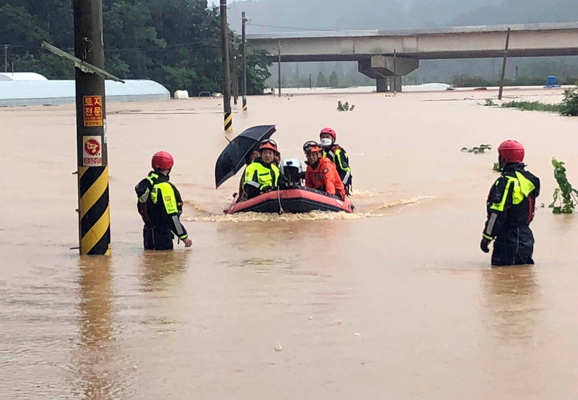 Nhân viên cứu hộ sơ tán người dân khỏi vùng lũ tại Gwangju, Hàn Quốc ngày 8/8/2020. (Ảnh: Yonhap/TTXVN)