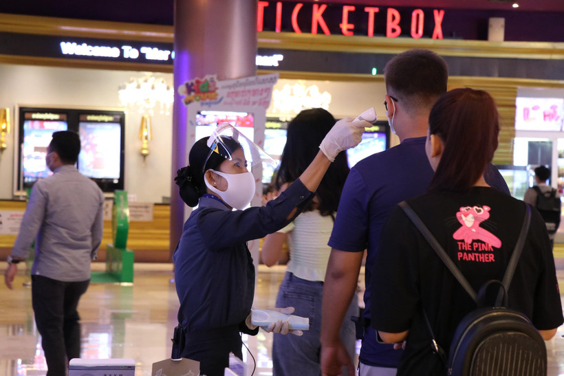 Kiểm tra thân nhiệt phòng lây nhiễm COVID-19 tại trung tâm thương mại ở Phnom Penh, Campuchia, ngày 9/8/2020. (Ảnh: THX/ TTXVN)