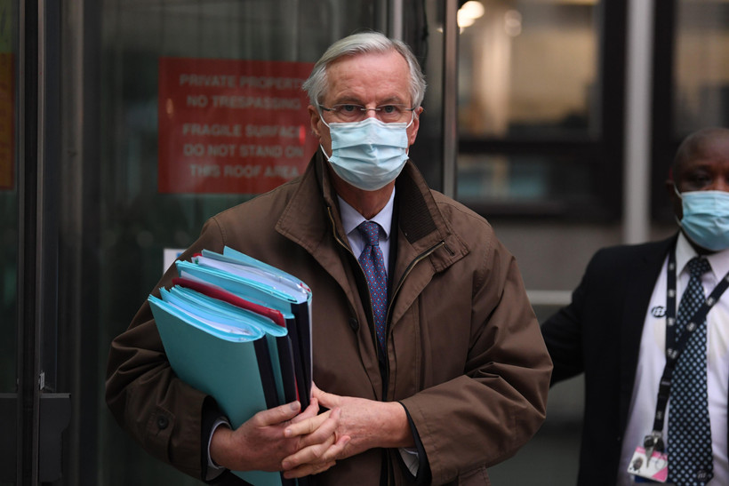 Trưởng đoàn đàm phán Brexit của Liên minh châu Âu (EU) Michel Barnier rời khỏi trung tâm hội nghị ở London, Anh, ngày 30/11/2020. (Ảnh: AFP/TTXVN)