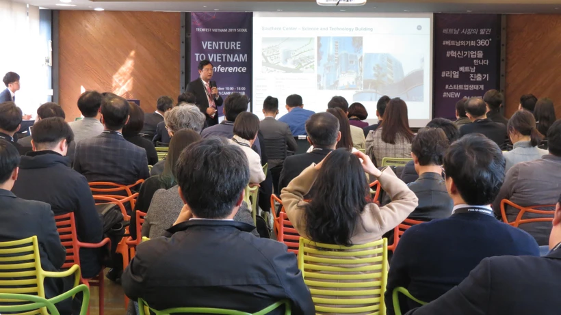 Ông Phạm Hồng Quất - Cục trưởng Cục Phát triển thị trường và doanh nghiệp Bộ Khoa học Công nghệ phát biểu với các nhà đầu tư Hàn Quốc tại Seoul. (Ảnh: Mạnh Hùng/Vietnam+)