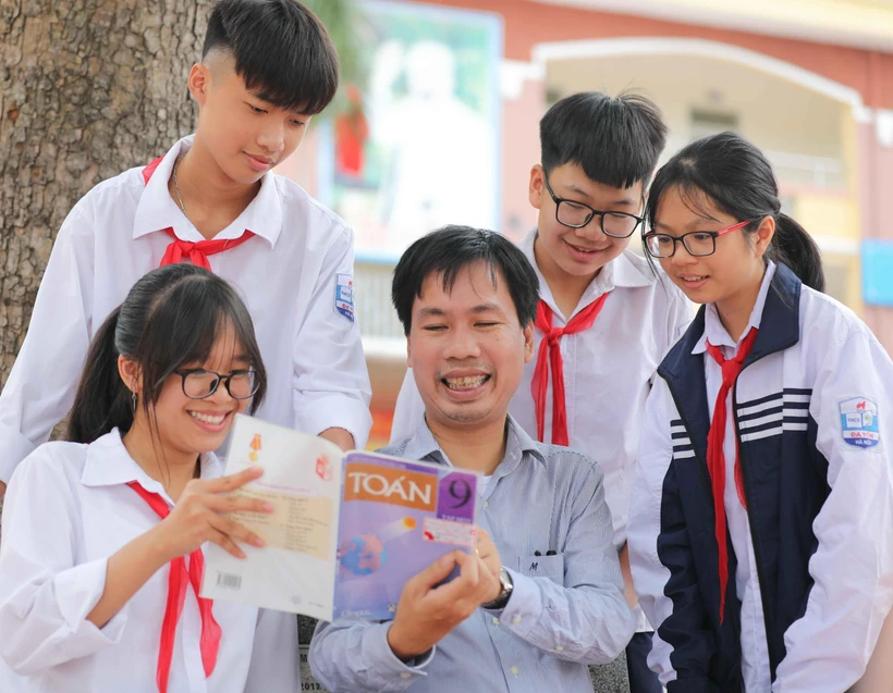Thầy giáo Nguyễn Đức Trường và các học sinh trường THCS Đa Tốn, huyện Gia Lâm (Hà Nội). (Ảnh: Thanh Tùng/TTXVN)