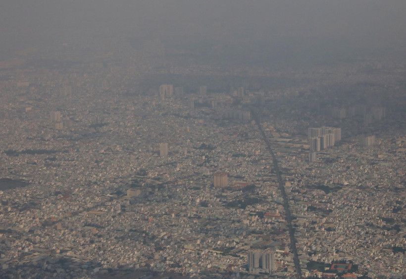 Ô nhiễm không khí tại Thành phố Hồ Chí Minh (ảnh chụp lúc 13 giờ 20 phút ngày 23/1/2021). (Ảnh: Ngọc Hà/TTXVN)