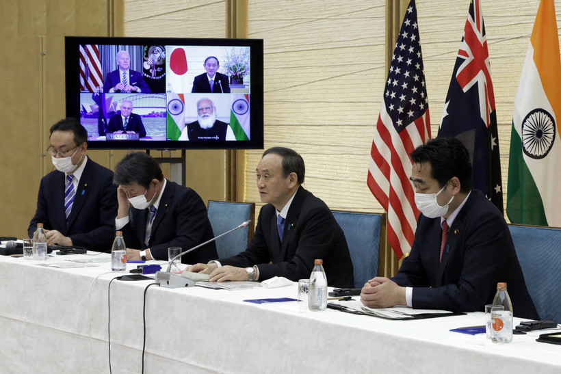 Thủ tướng Nhật Bản Suga Yoshihide Suga (thứ 2 phải) phát biểu tại Hội nghị thượng đỉnh trực tuyến nhóm Bộ Tứ ngày 12/3/2021. (Ảnh: AFP/TTXVN)