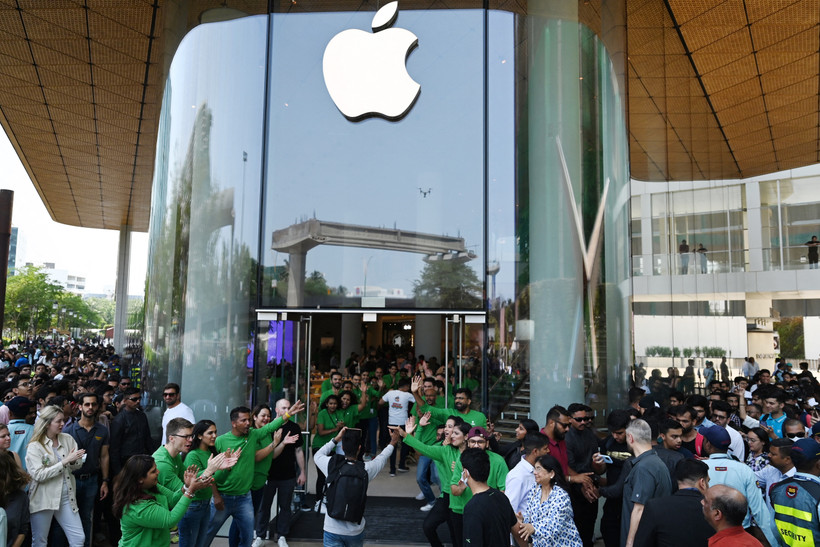 Cửa hàng bán lẻ đầu tiên của Apple tại Mumbai, Ấn Độ, ngày 18/4/2023. (Ảnh: AFP/TTXVN)