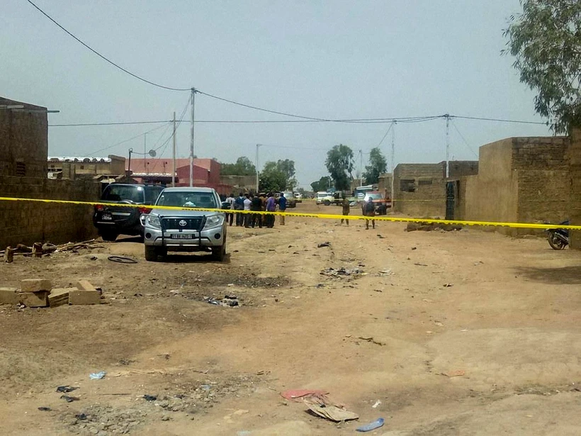 Hiện trường một vụ tấn công ở Ouagadougou. (Ảnh: AFP/ TTXVN)