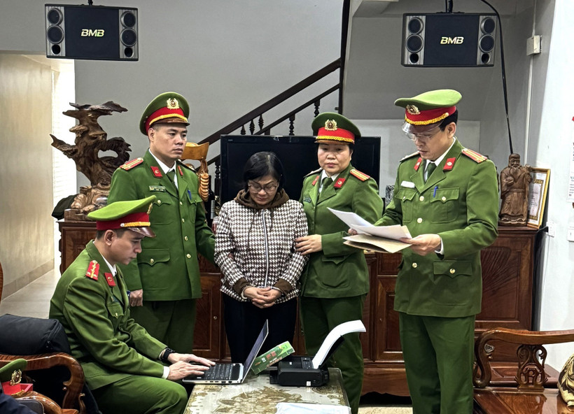 Cơ quan Cảnh sát Điều tra Công an tỉnh Hà Giang bắt tạm giam bị can Vũ Thị Thanh Huyền. (Ảnh: Nguyễn Lân/TTXVN phát)