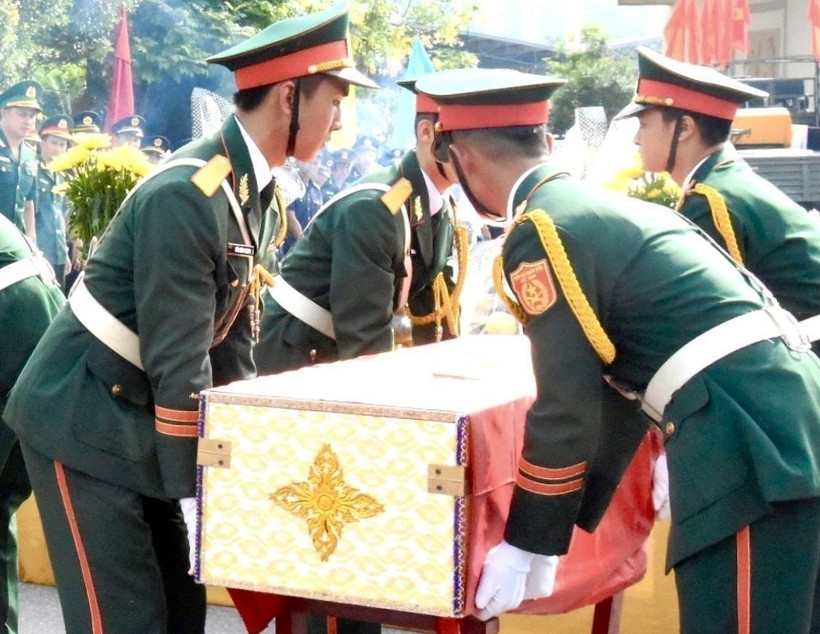 Đón hài cốt liệt sỹ hy sinh tại Lào về nước. (Ảnh minh họa: Nguyên Linh/TTXVN)