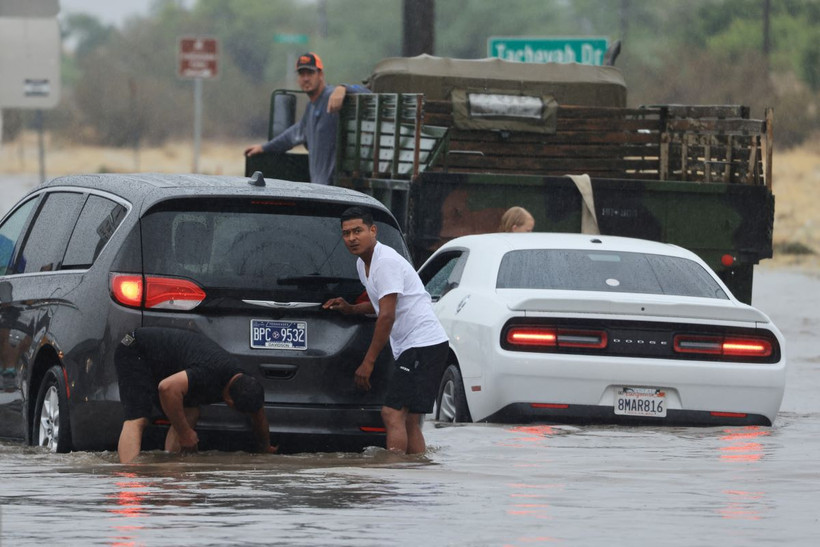 Ngập lụt do mưa lớn ảnh hưởng của bão Hilary ở Palm Springs, California, Mỹ. (Ảnh: AFP/TTXVN)