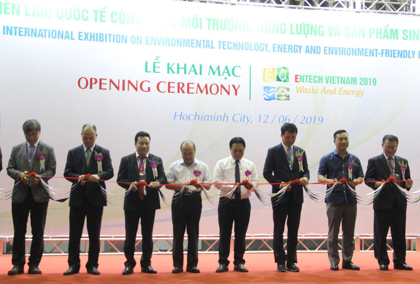 Các đại biểu cắt băng khai mạc Triển lãm. (Ảnh: Xuân Dự - TTXVN)