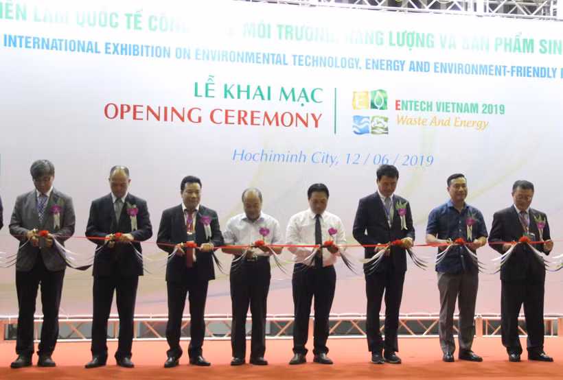 Các đại biểu cắt băng khai mạc Triển lãm. (Ảnh: Xuân Dự - TTXVN)