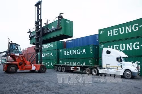 Bốc xếp hàng hóa tại Cảng Hải phòng. (Ảnh: Lâm Khánh/TTXVN)