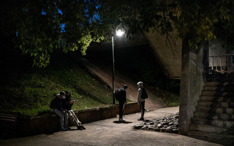 Lệnh giới nghiêm đưa ra nhằm ngăn chặn tình trạng bạo lực ở thanh thiếu niên. (Nguồn: leparisien)