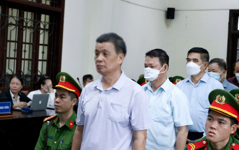 Các bị cáo Nguyễn Mạnh Thừa (trái), cựu giám đốc Công ty Lilama; Nguyễn Văn Vịnh (thứ 2 từ trái qua), cựu Bí thư Tỉnh ủy Lào Cai; Bị cáo Doãn Văn Hưởng (thứ 3 từ trái qua) - cựu Chủ tịch UBND tỉnh Lào Cai tại phiên tòa. (Ảnh: Quốc Khánh/TTXVN)