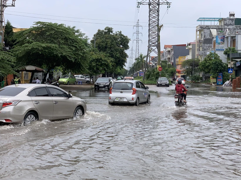 Tuyến đường ngập nặng gây cản trở việc đi lại của người dân khi tham gia giao thông. (Ảnh: Hiền Anh/TTXVN)