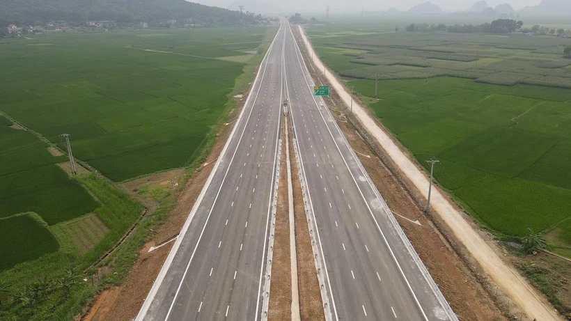 Dự án cao tốc Mai Sơn-Quốc lộ 45 đang hoàn thiện các hạng mục cuối để khánh thành vào ngày 29/4. (Ảnh: CTV/Vietnam+)