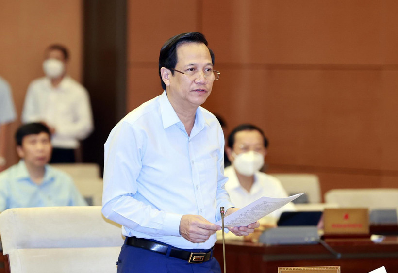 Bộ trưởng Bộ Lao động - Thương binh và Xã hội Đào Ngọc Dung trình bày tờ trình. (Ảnh: Trọng Đức/TTXVN)