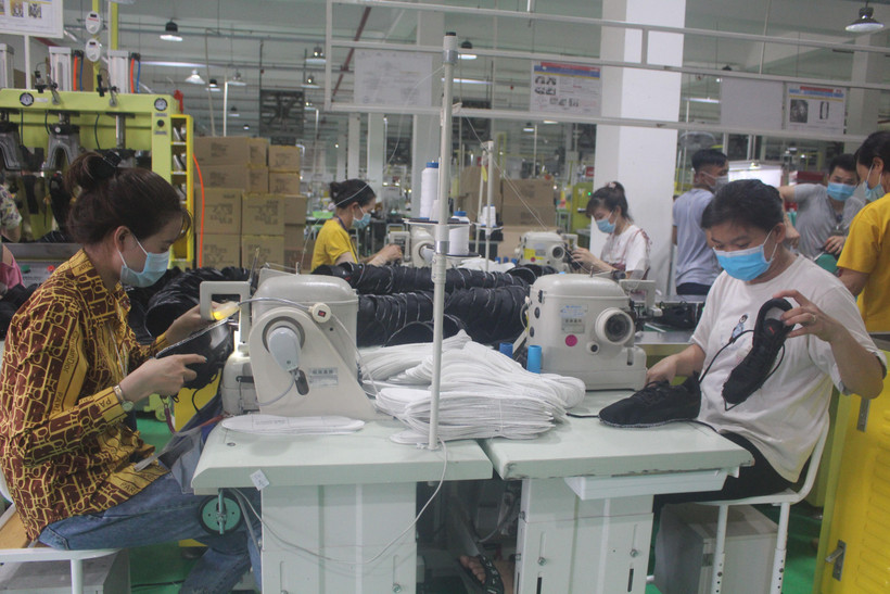 100% công nhân khi làm việc đều đeo khẩu trang đúng cách và thực hiện theo khuyến cáo của Bộ Y tế. (Ảnh: Khiếu Tư/TTXVN)