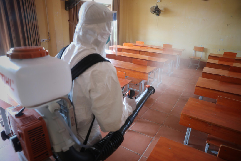 Phun khử khuẩn tại một điểm thi. (Ảnh minh họa: Danh Lam/TTXVN)