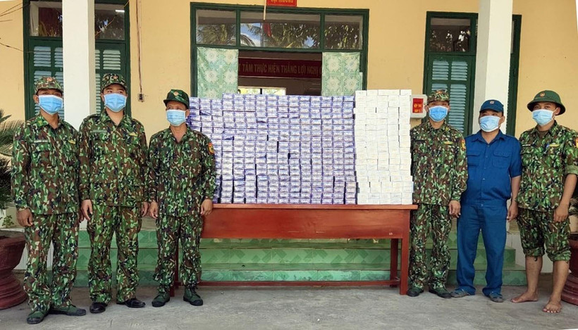Số thuốc lá lực lượng biên phòng thu giữ tại hiện trường. (Ảnh: TTXVN phát)