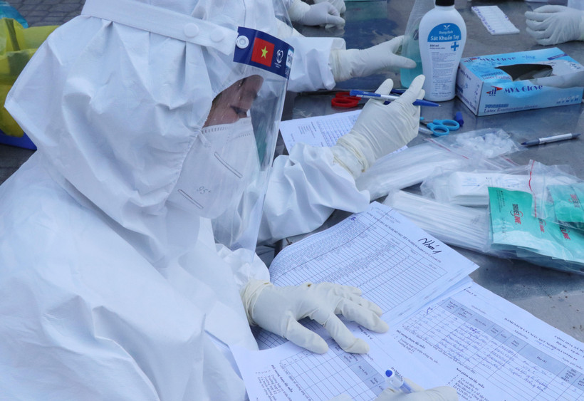 Phú Yên đẩy nhanh lấy mẫu xét nghiệm sàng lọc SARS-CoV-2. (Ảnh: Phạm Cường/TTXVN)