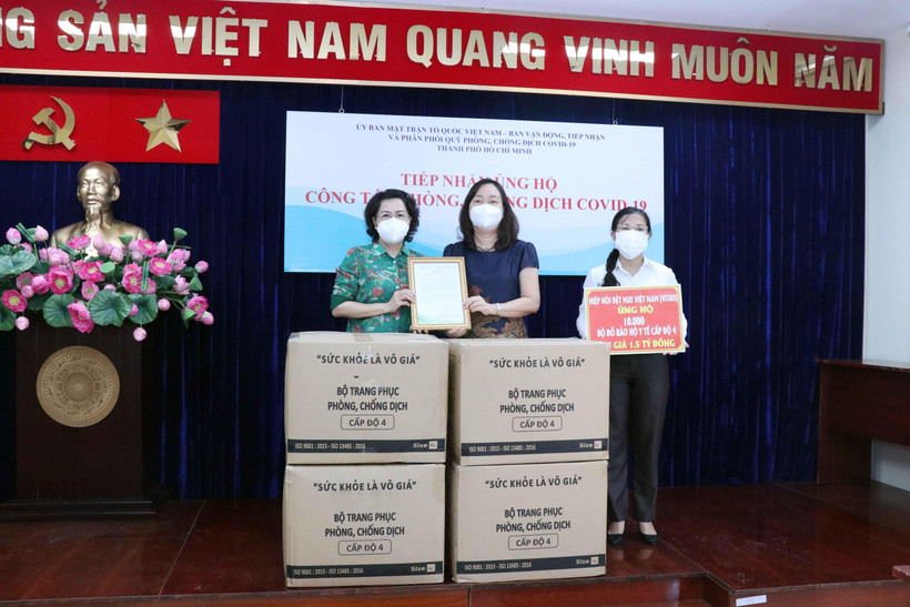 Bà Tô Thị Bích Châu (trái), Chủ tịch Ủy ban MTTQ Việt Nam Thành phố trao thư cảm ơn Hiệp hội Dệt May Việt Nam tại Thành phố Hồ Chí Minh cho bà Nguyễn Bảo Trân, Phó Chủ tịch Hiệp hội Dệt may Việt Nam. (Ảnh: Xuân Khu/TTXVN)