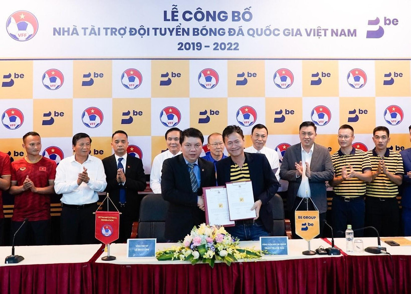 Ông Lê Hoài Anh (bên trái), Tổng thư ký liên đoàn Bóng đá Việt Nam ký biên bản tài trợ đội tuyển Việt Nam với đại diện Be Group. (Ảnh: Trọng Đạt/TTXVN)
