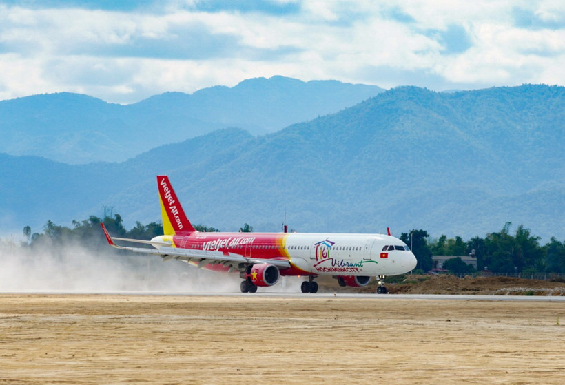 Máy bay của Hãng hàng không Vietjet Air hạ cánh xuống Sân bay Điện Biên. (Ảnh: PV/Vietnam+)