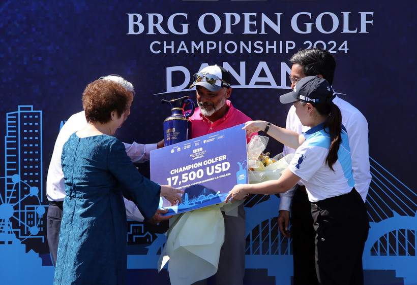 Ban Tổ chức trao giải thưởng cho golfer Rahil Gangjee - nhà vô địch Giải BRG Open Golf Championship 2024. (Ảnh: Trần Lê Lâm/TTXVN)