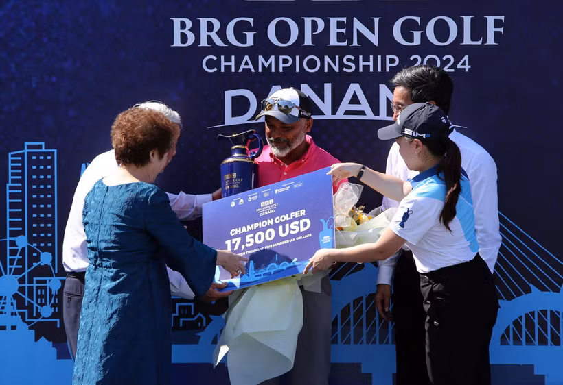 Ban Tổ chức trao giải thưởng cho golfer Rahil Gangjee - nhà vô địch Giải BRG Open Golf Championship 2024. (Ảnh: Trần Lê Lâm/TTXVN)