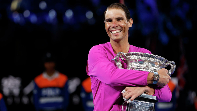 Nadal trên bục vinh danh tại Australian Open 2022. (Nguồn: Getty Images)