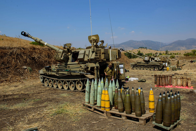 Binh sỹ Israel tuần tra tại thị trấn miền Bắc Avivim, giáp giới với Liban. (Ảnh: THX/TTXVN)