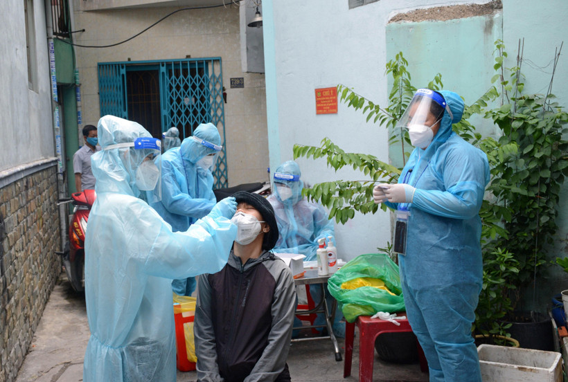 Tổ công tác Học viện Quân y phối hợp cùng địa phương lấy mẫu tầm soát COVID-19 tại phường 9, Quận 8, Tp. Hồ Chí Minh. (Ảnh: Thanh Vũ - TTXVN)