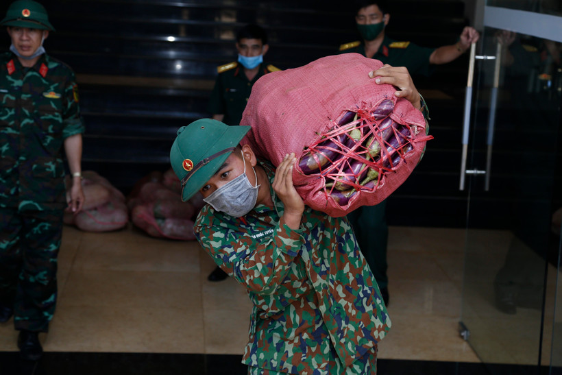 Chiến sỹ Quân đoàn 3 chuẩn bị rau củ tăng gia của các đơn vị gửi vào hỗ trợ người dân Thành phố Hồ Chí Minh. (Ảnh: Hồng Điệp/TTXVN)